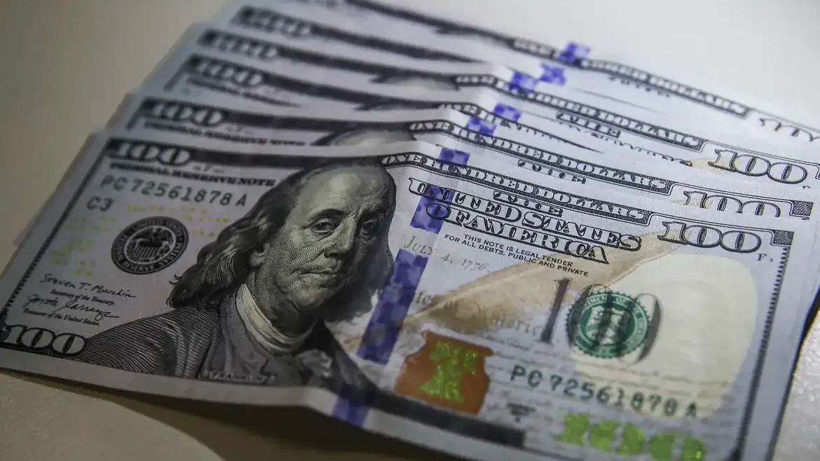 Dólar volta a R$ 5 e Ibovespa cai em dia de ajuste pós-eleitoral