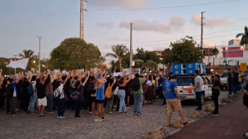 Vídeo: Petistas invadem manifestação da direita na UFRN e ato termina em pancadaria