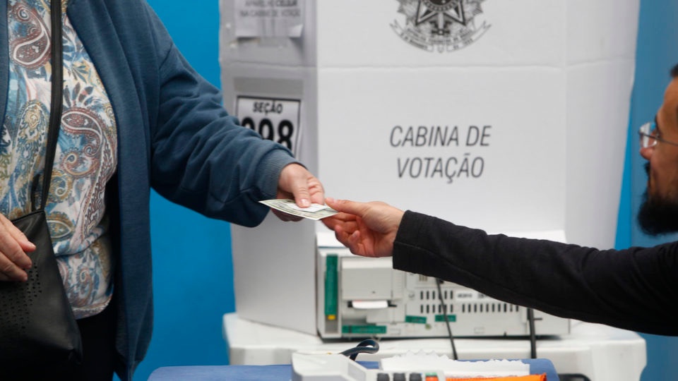 A três dias do 2º turno, 16 de 17 pesquisas apontam Flávio à frente