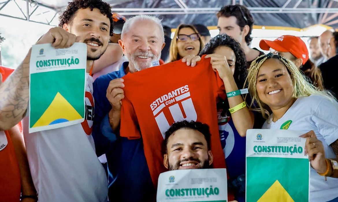 Lula anuncia proposta de Pé de Meia universitário com R$ 700 mensais