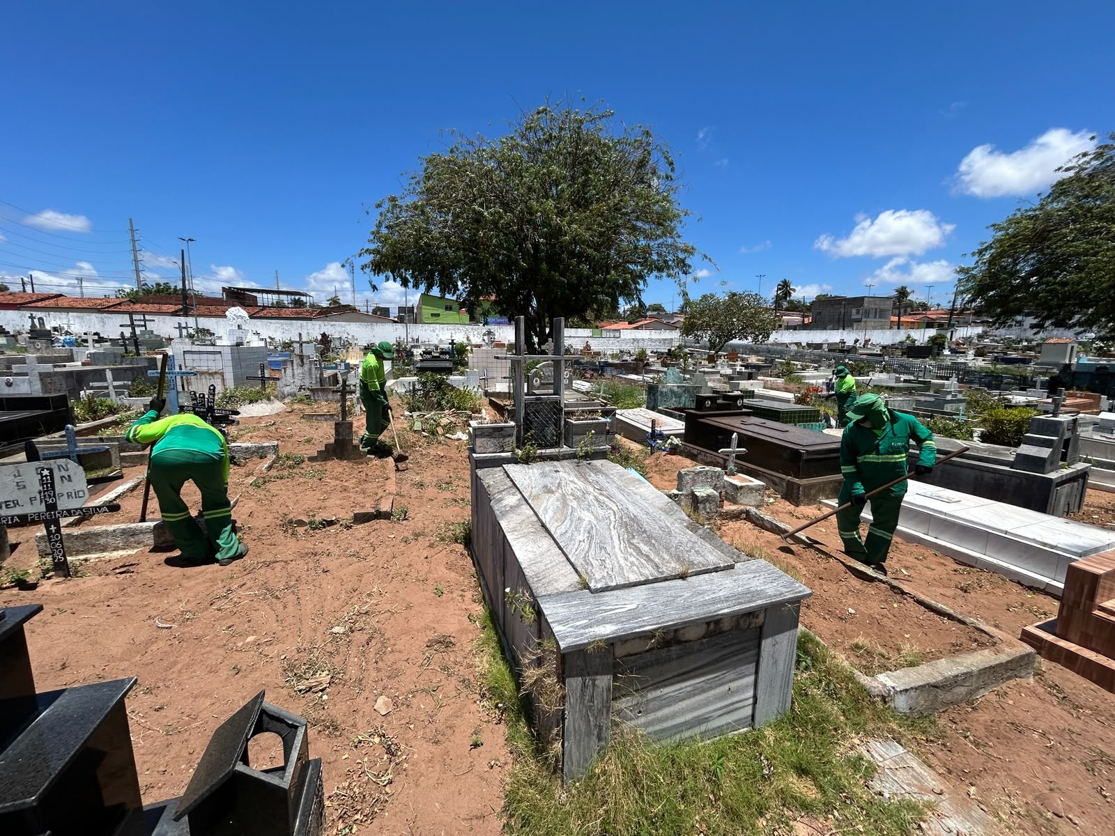 As equipes da Secretaria Municipal de Serviços Urbanos (Semsur) estão concentradas nos cemitérios do Bom Pastor I e II, na Zona Oeste