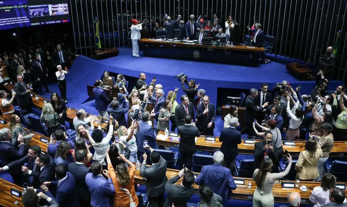Imprensa estrangeira vê vitória de Lula com fim da 6x1 no Senado