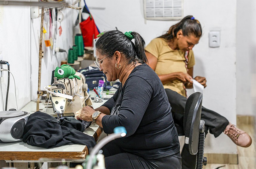 Costureiras trabalham em pequena empresa; projeto amplia benefícios para MEIs