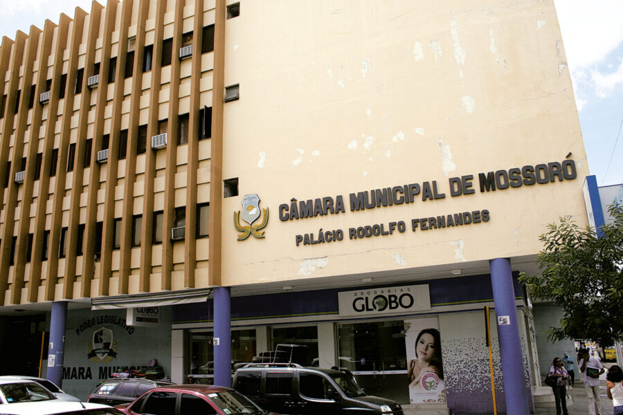 Na Câmara de Vereadores de Mossoró, o vereador Genilson Alves (União Brasil) foi reeleito presidente com 19 votos favoráveis e dois contrários.