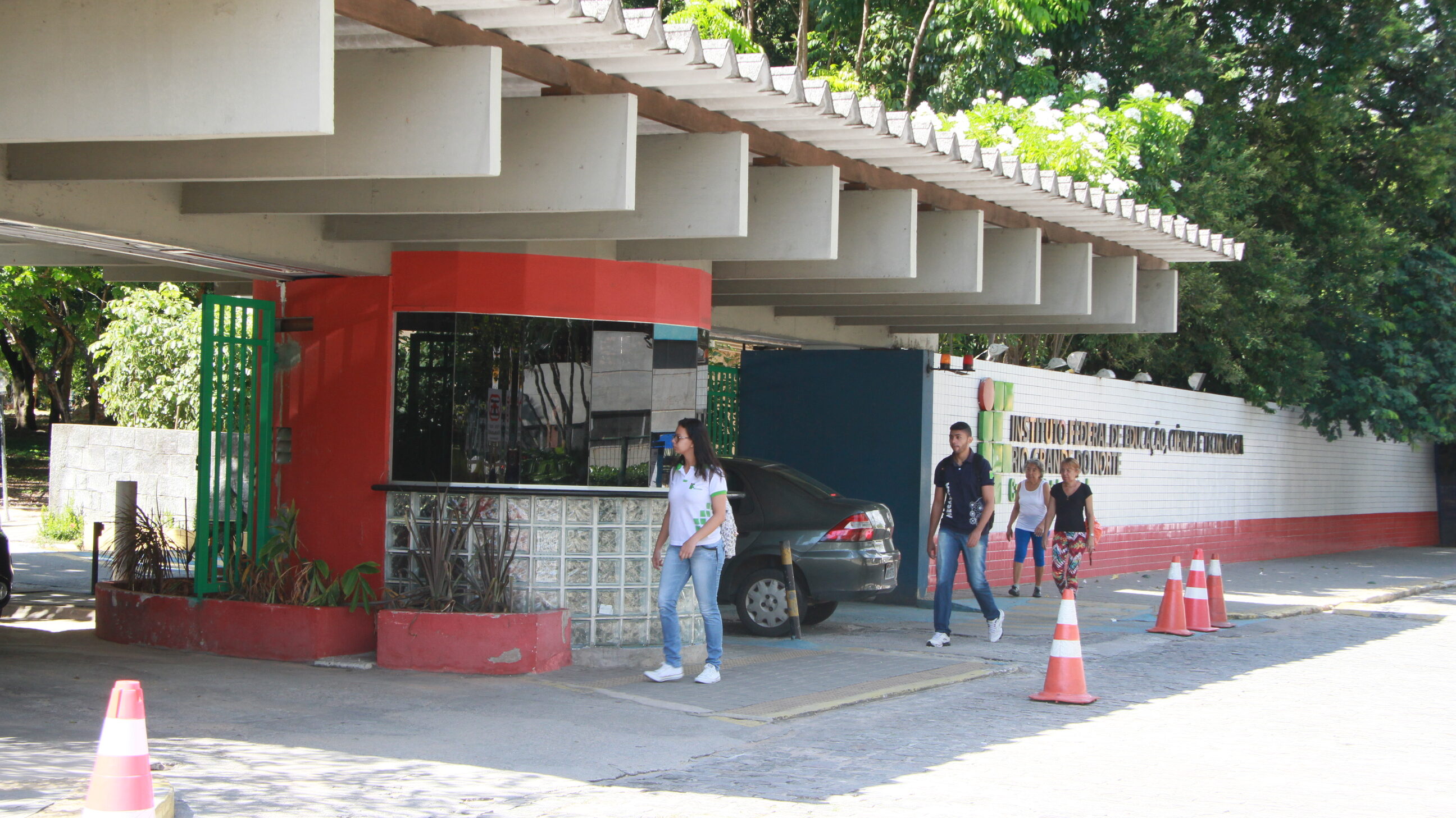 Entrada do campus Natal-Central do IFRN, com pessoas nas proximidades