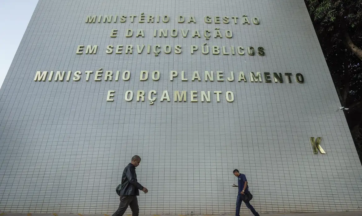 Governo vai remanejar R$ 20 bi no Orçamento de 2027 sem mudar meta