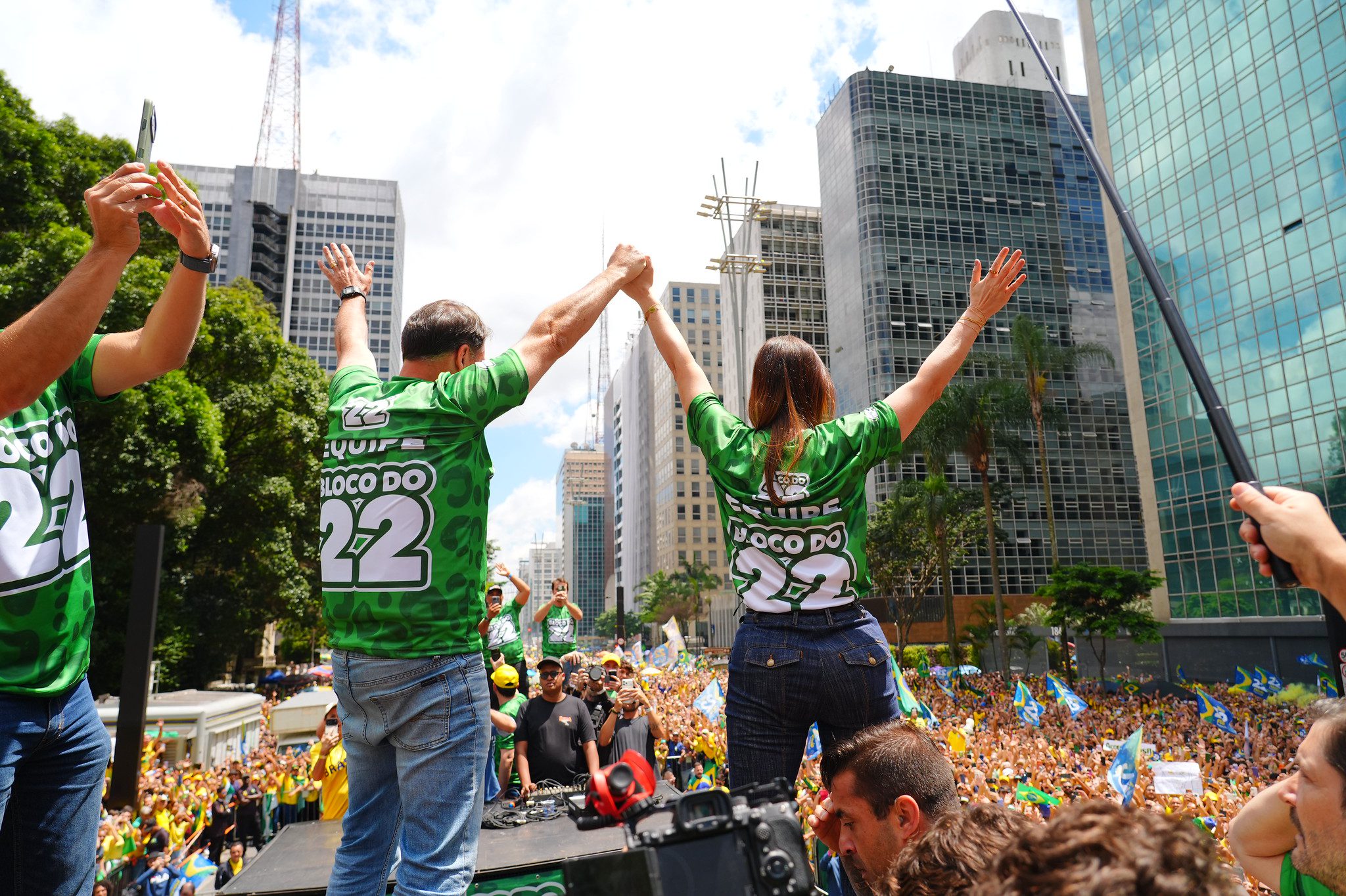 Casal com adesivos de Lula é hostilizado após ato na Avenida Paulista
