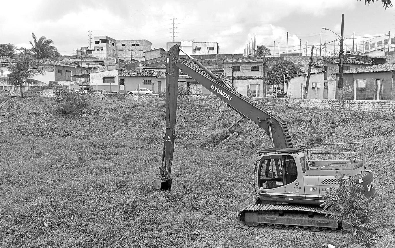 Máquina realiza manutenção na lagoa de captação do Pedro, na Zona Norte de Natal