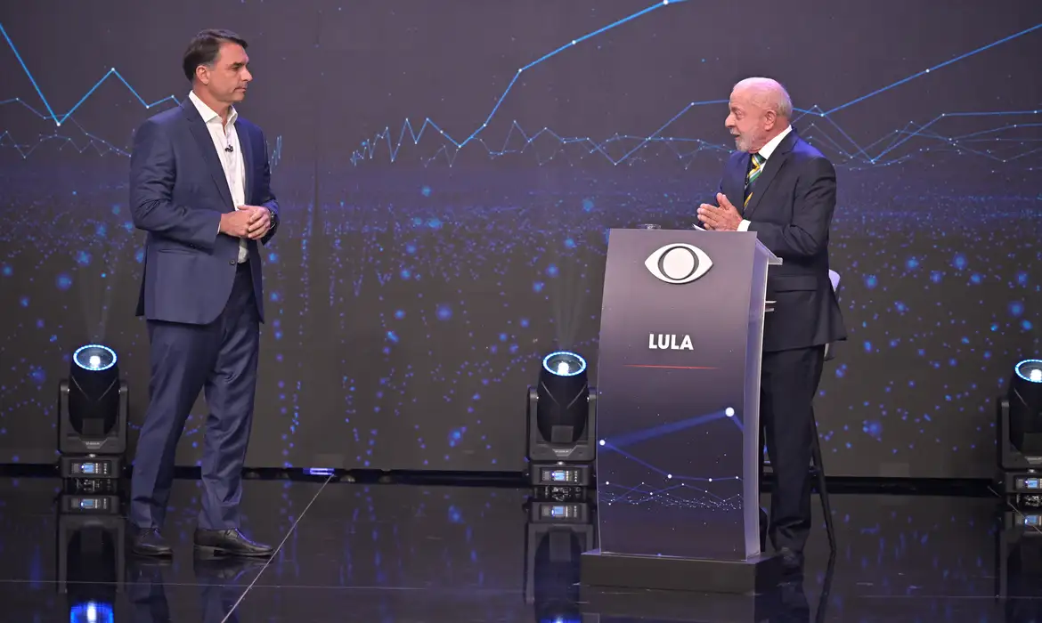Lula e Flávio Bolsonaro durante o debate presidencial da Band. |