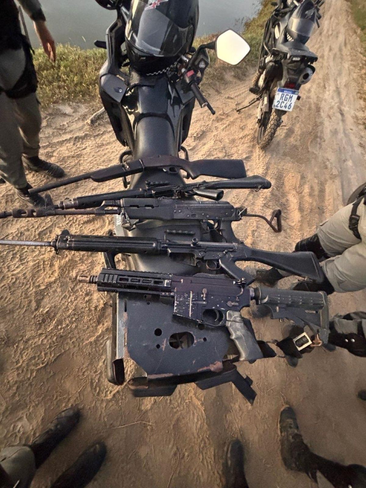 ROCAM recolhe quatro fuzis, pistolas e drogas em São Gonçalo do Amarante