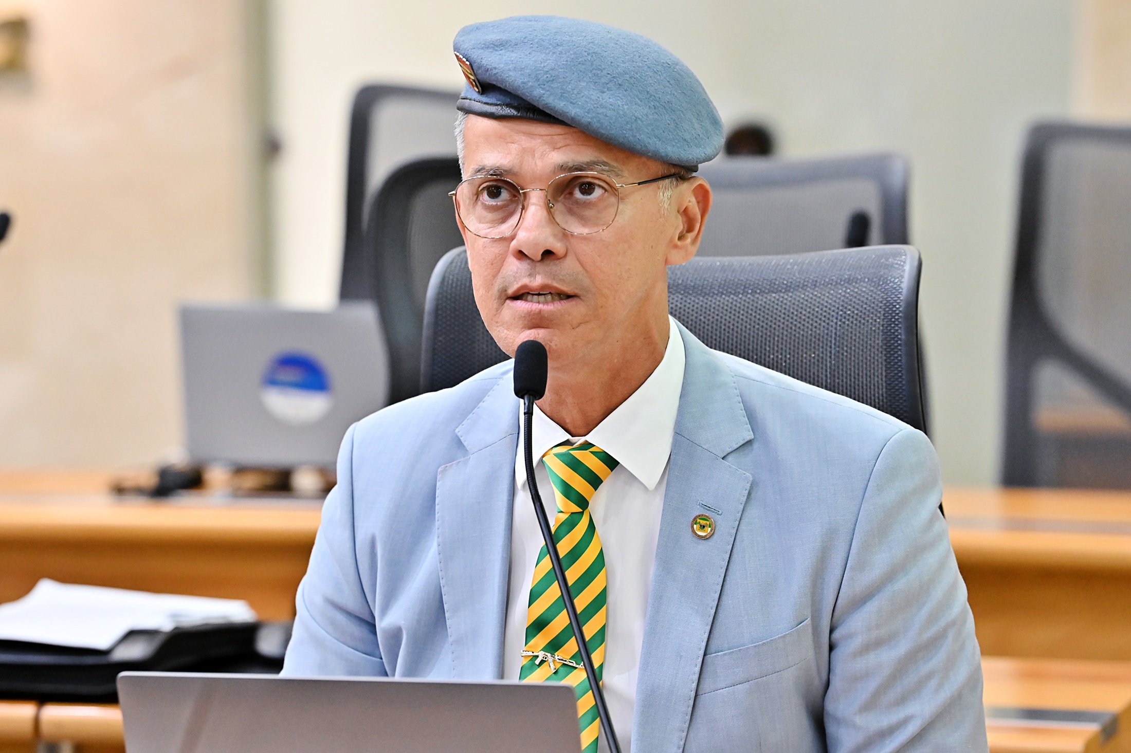 Coronel Azevedo fala ao microfone durante sessão na Assembleia Legislativa