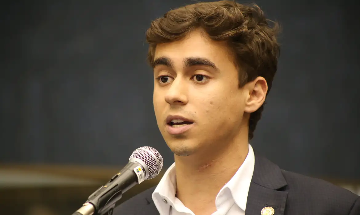 Mensagens extraídas pela PF indicam que Vorcaro citou relação com Nikolas e pediu contato com Marçal