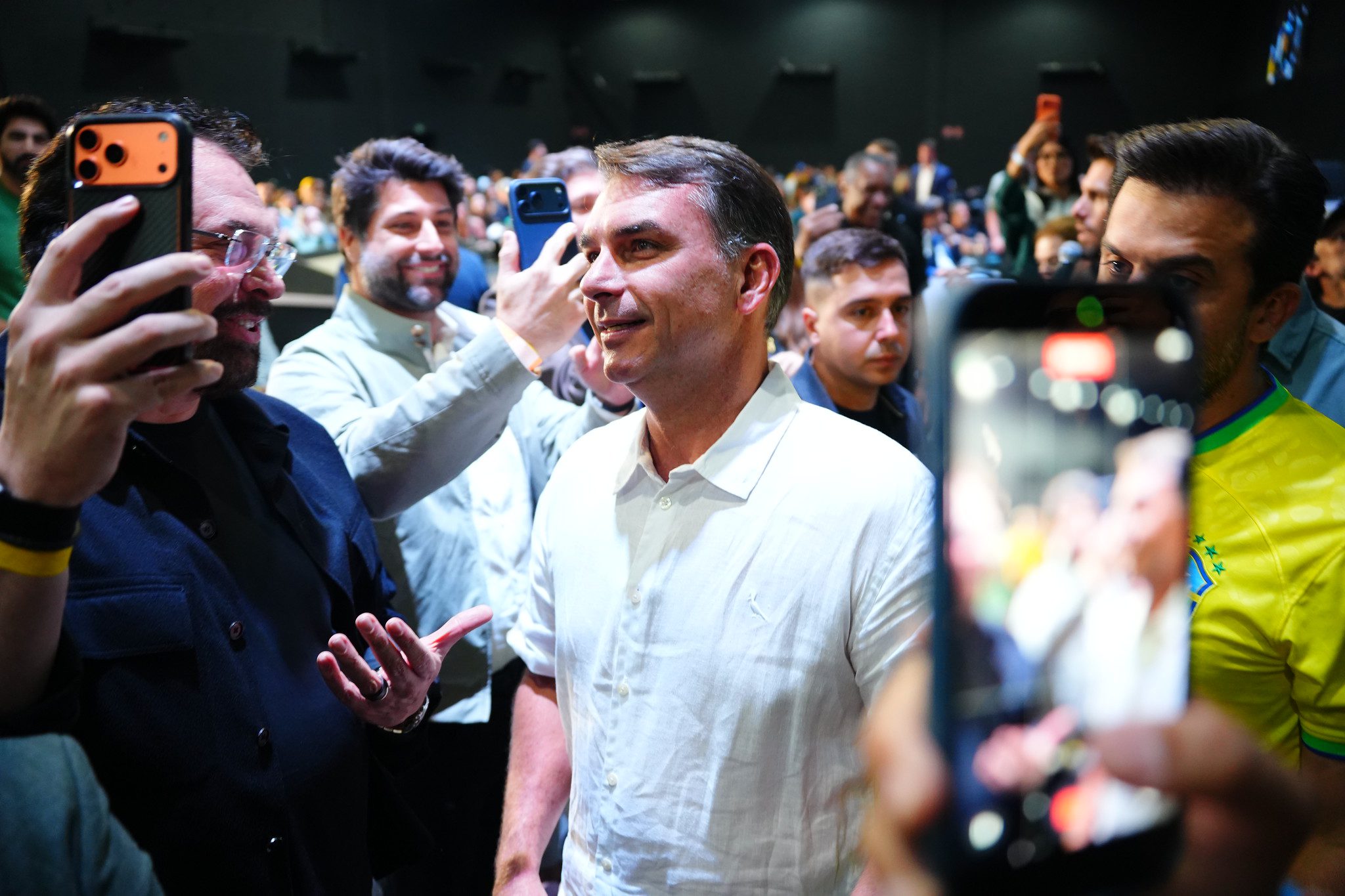 Pesquisa Indexa/Broadcast aponta empate técnico entre Flávio e Lula