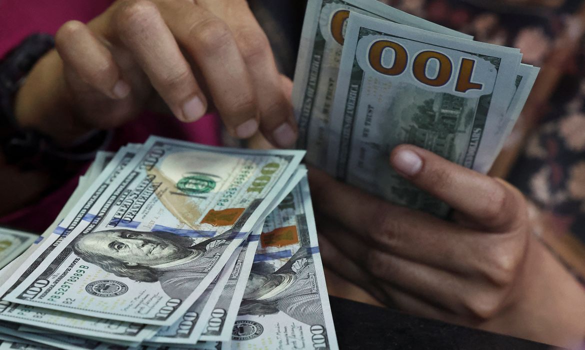 Dólar fecha a R$ 4,993; Ibovespa sobe e petróleo salta