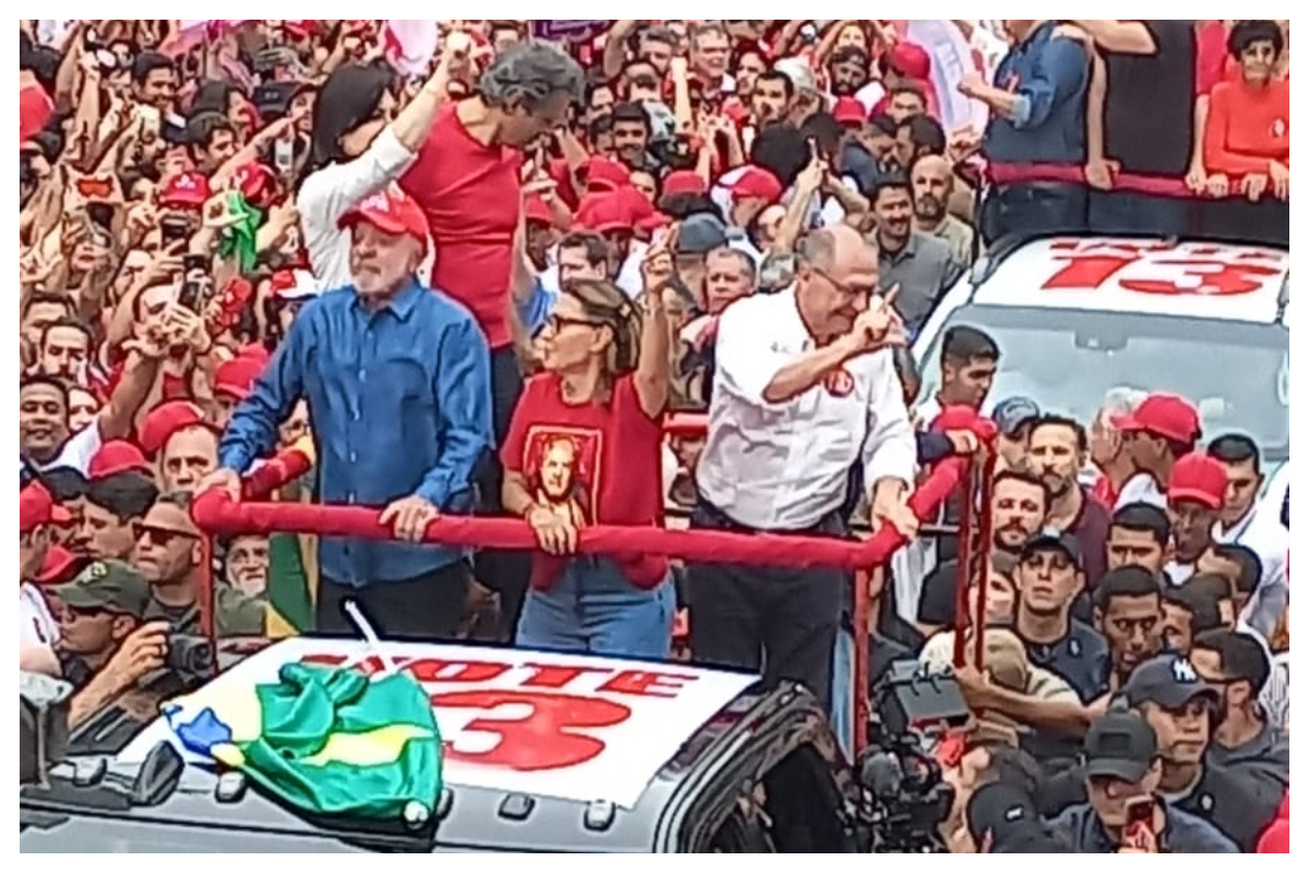 Na Paulista, Lula faz último ato e exalta mobilização no 2º turno