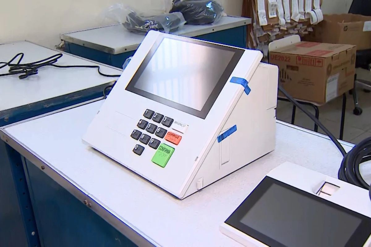Eleitor cola tecla de urna em Parnamirim; equipamento é trocado e PF investiga