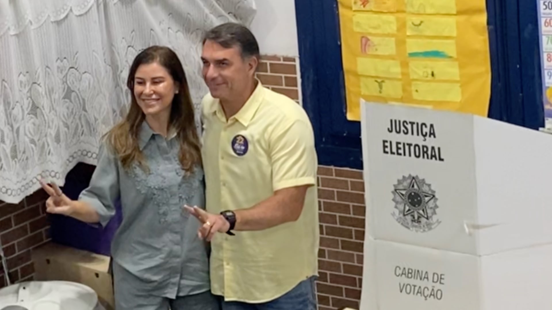 Flávio Bolsonaro vota em Vila Isabel e segue para Brasília