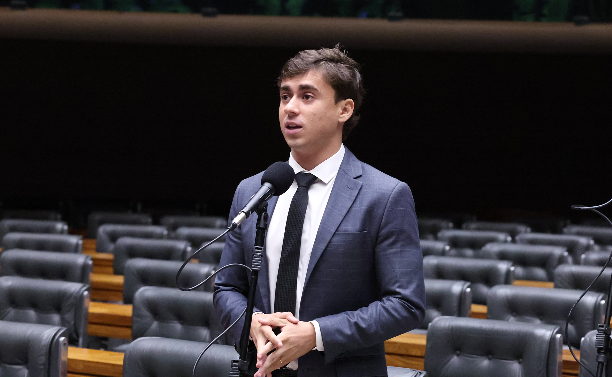 Nikolas Ferreira de terno e gravata no plenário da Câmara dos Deputados