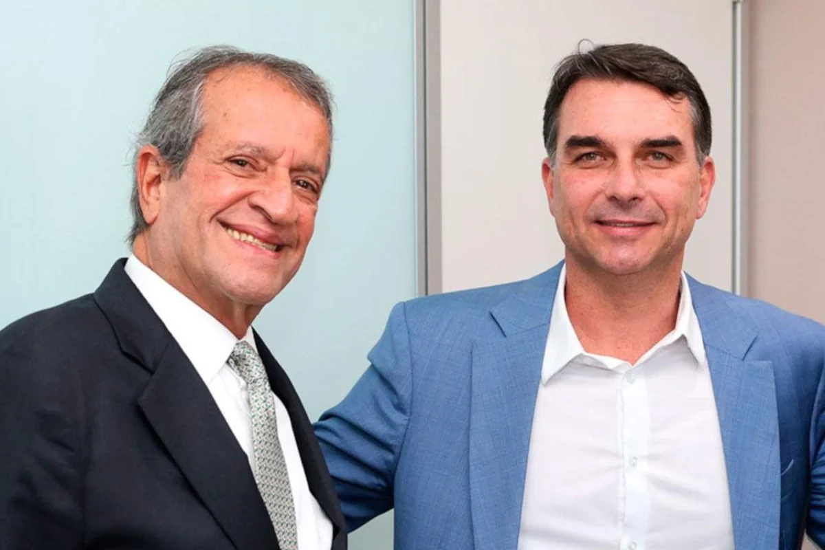 Valdemar Costa Neto ao lado de Flávio Bolsonaro