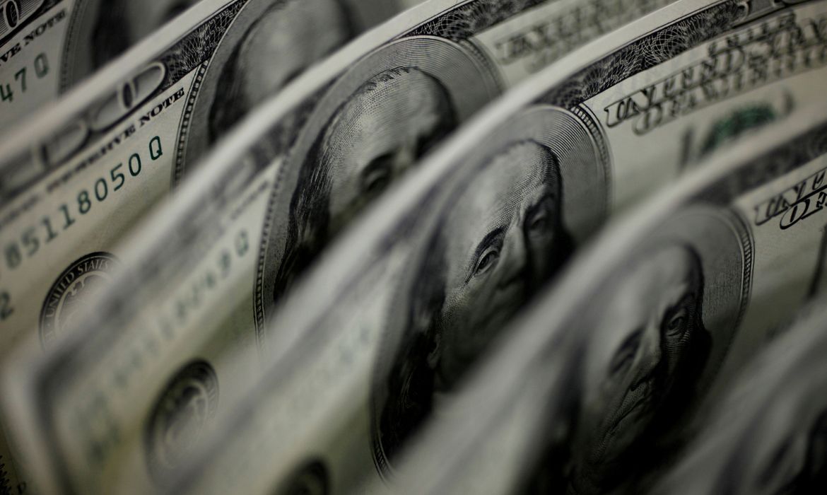Dólar salta 8,21% e Ibovespa cai 13,88% após reeleição de Lula