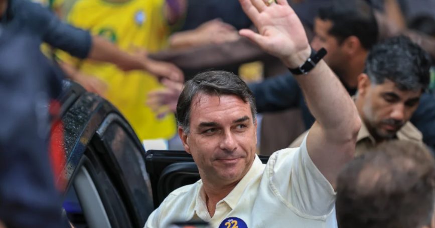 Flávio Bolsonaro pretende pedir asilo político a Trump ao chegar aos EUA