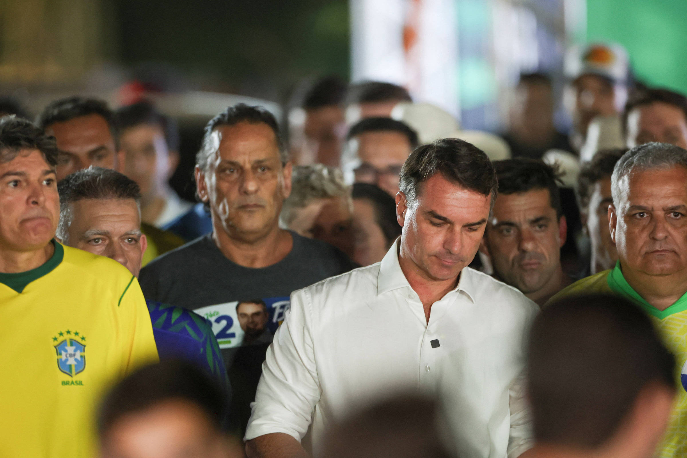 Artigo de opinião vê impacto político de alegada fuga de Flávio Bolsonaro