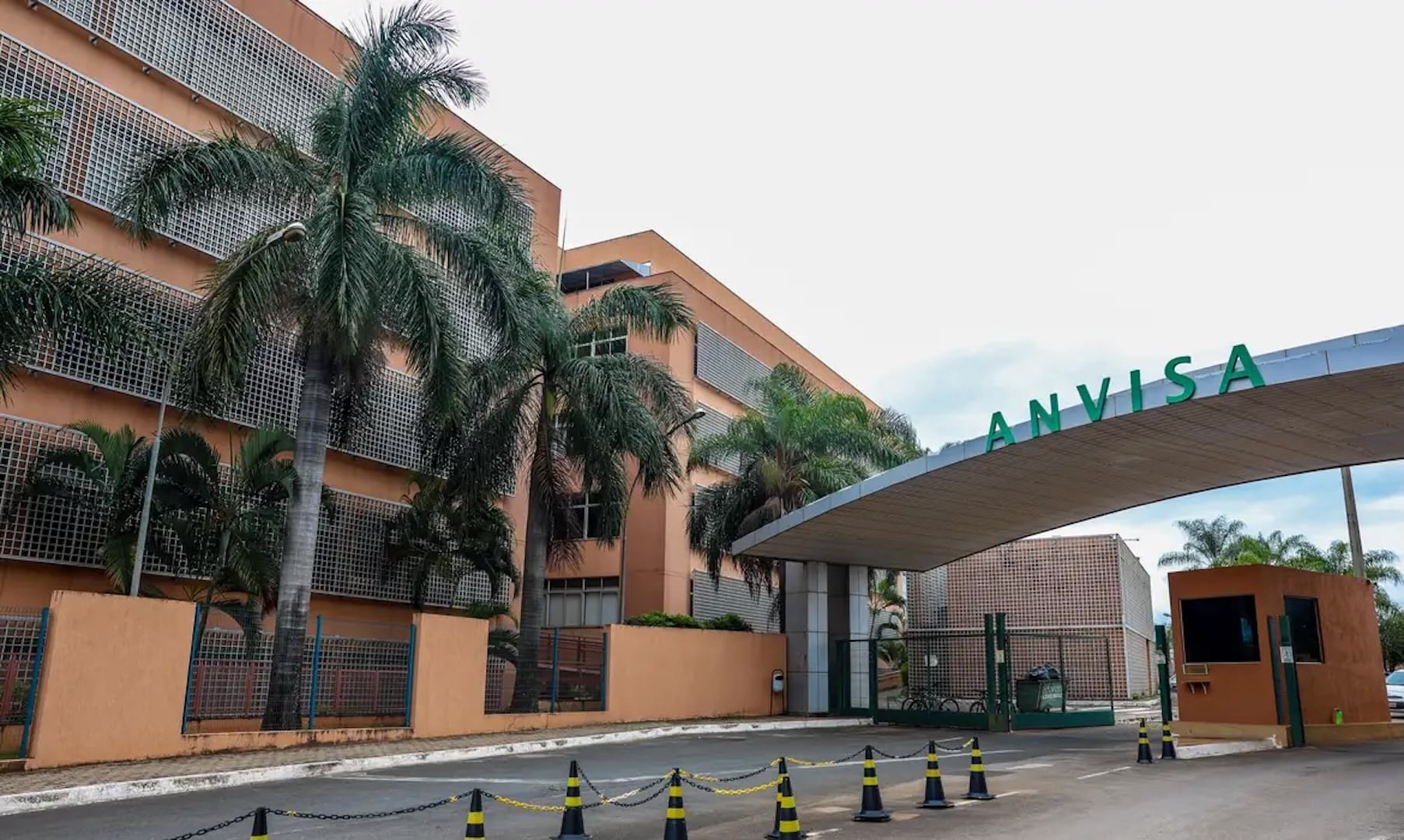 Fachada da sede da Anvisa, em Brasília; agência é responsável pela regulação e fiscalização de medicamentos no Brasil
