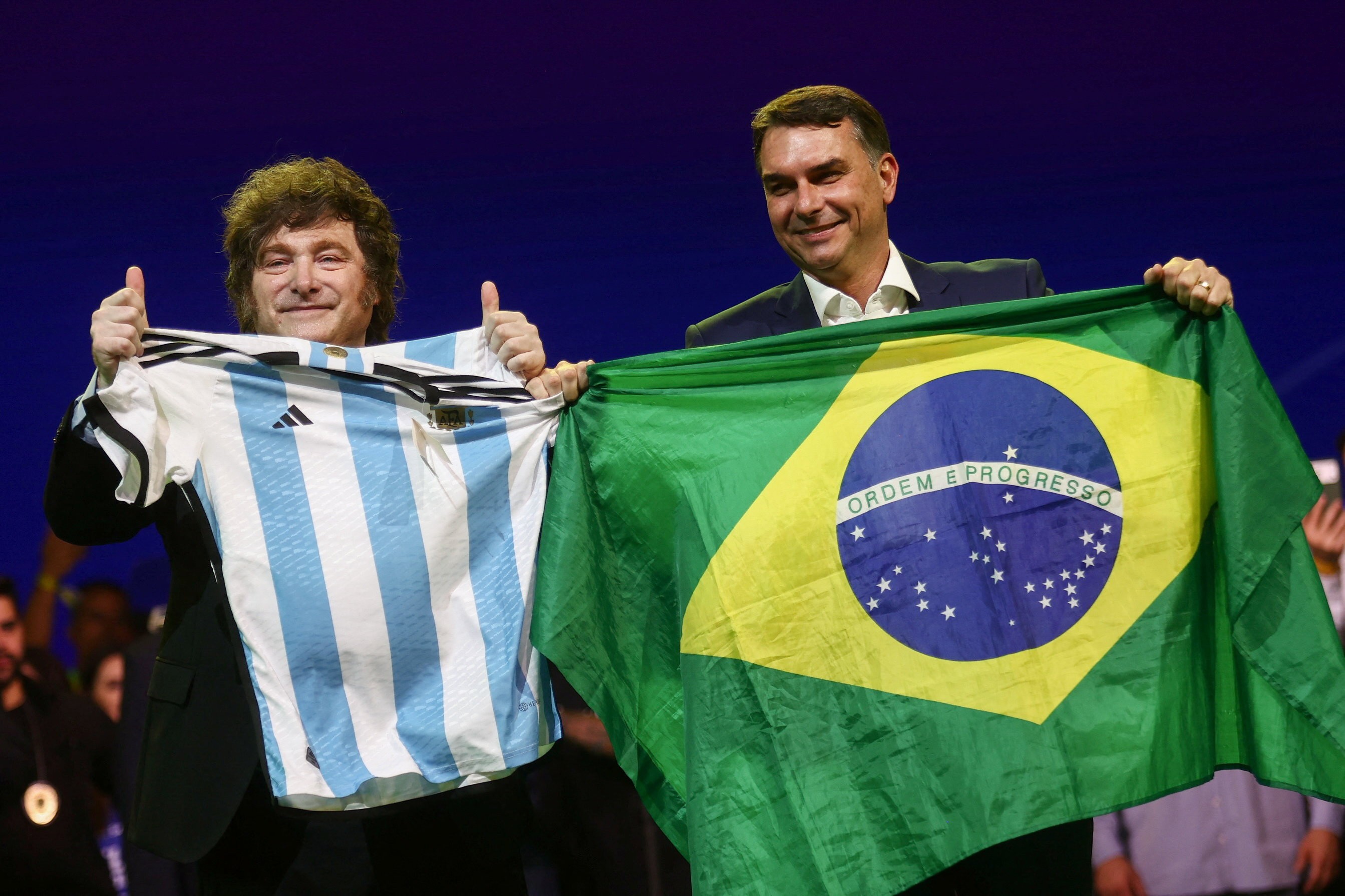 Oposição na Argentina pede apuração sobre possível passagem de Flávio Bolsonaro