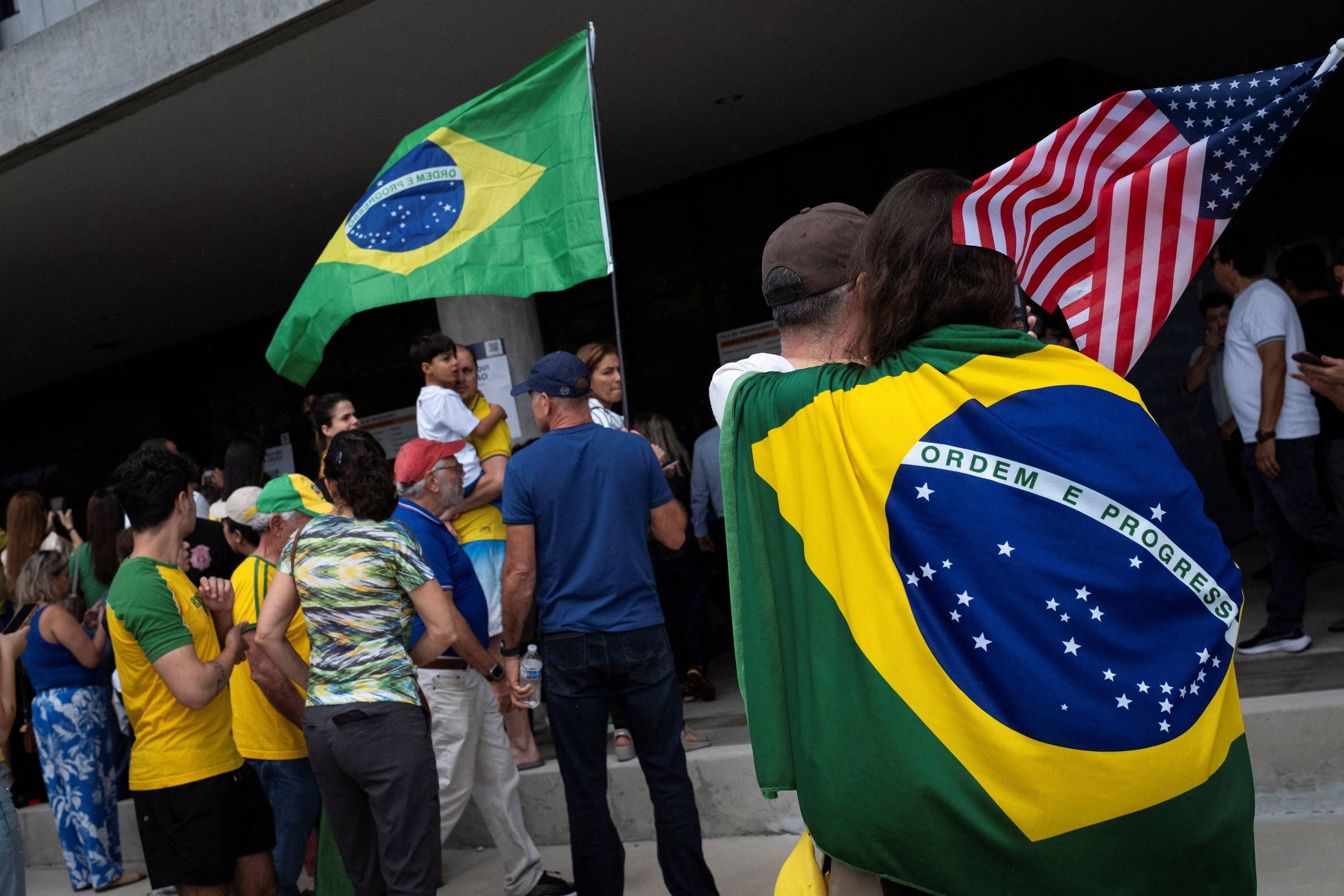 Interesse de brasileiros em emigrar aos EUA cresce após reeleição de Lula