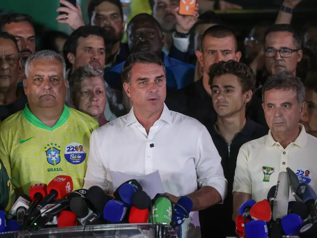 Relatos indicam que governo Trump teria apoiado saída de Flávio Bolsonaro