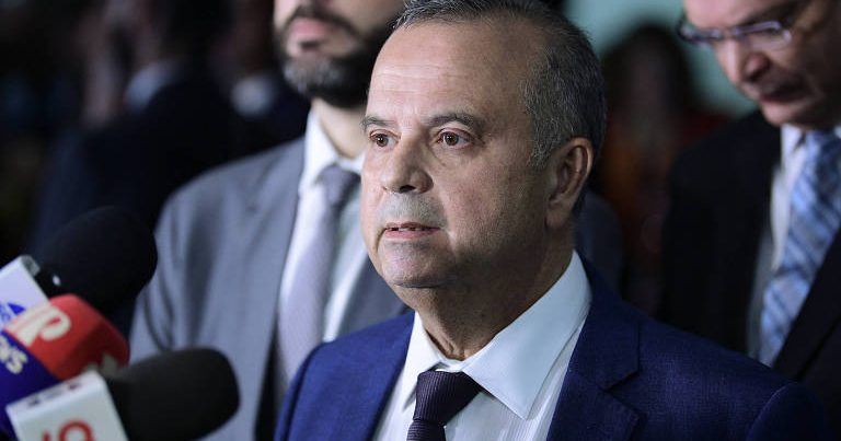 PF aciona autoridades da Argentina para checar possível viagem de Flávio Bolsonaro; Rogério Marinho nega fuga