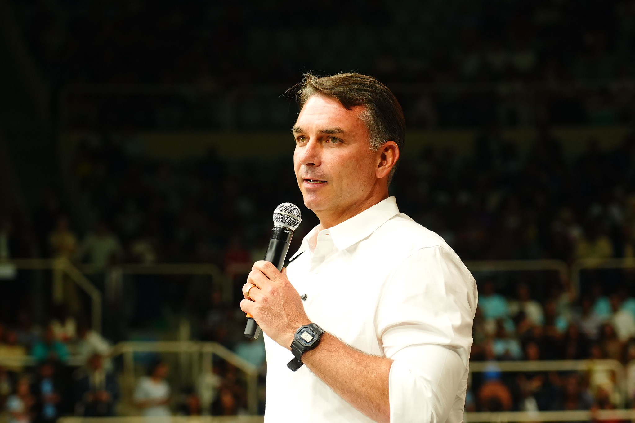 Aliados não sabem onde está Flávio Bolsonaro; condomínio relata falta de movimento
