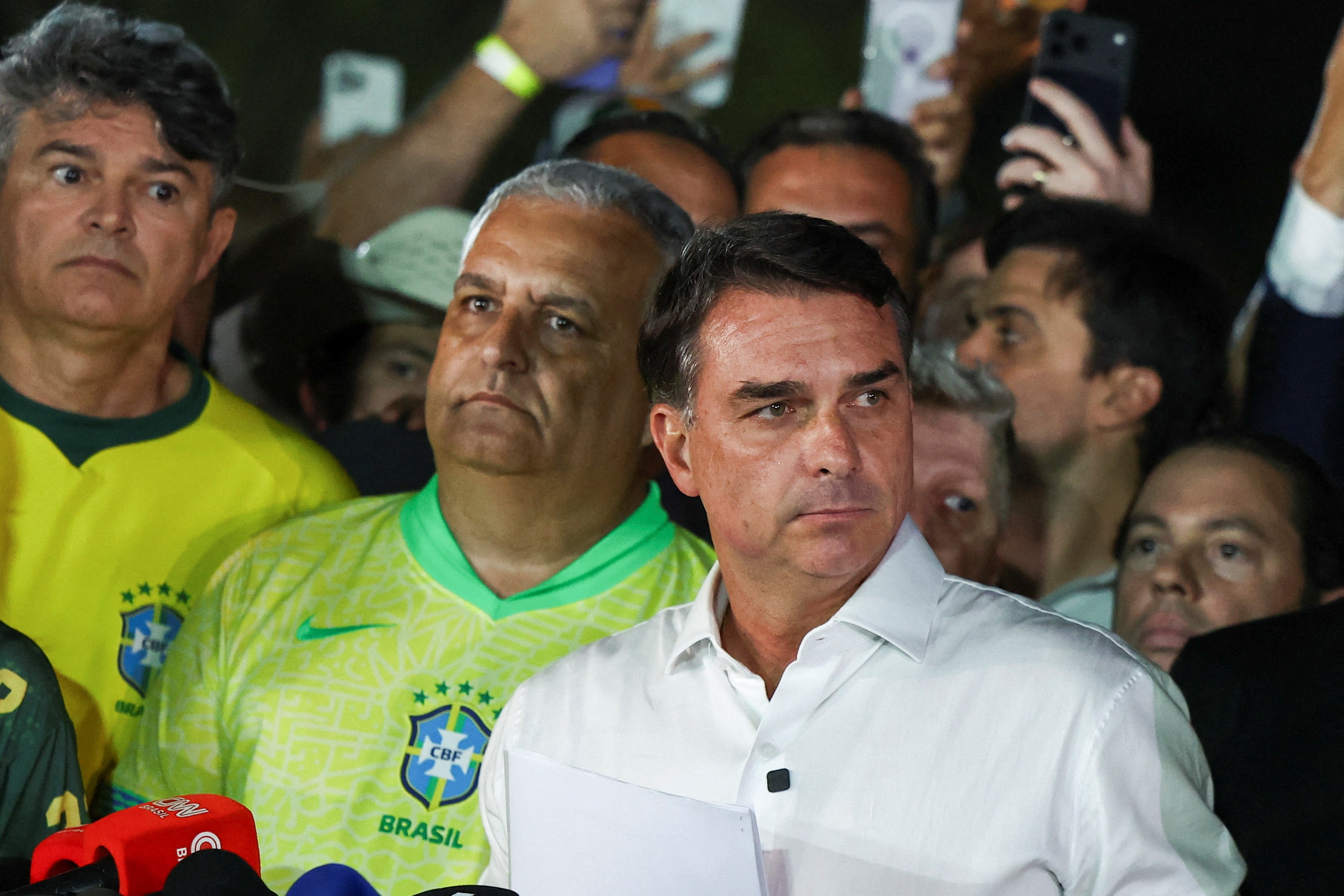 Após prazo de entrega, PF cancela passaportes de Flávio Bolsonaro