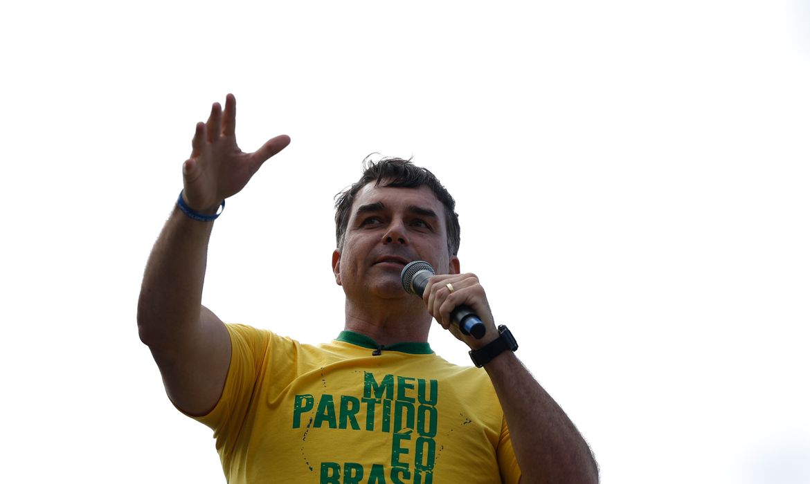 Departamento de Estado dos EUA vai conceder vistos a Flávio Bolsonaro e familiares
