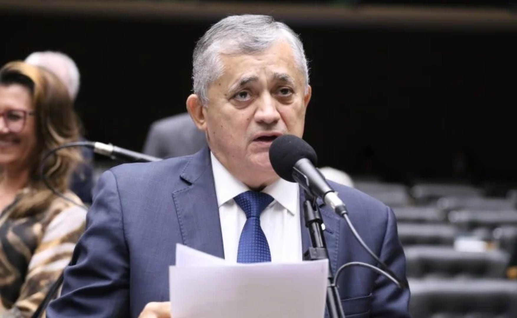 Guimarães critica postura de Flávio Bolsonaro após rumores sobre saída do país