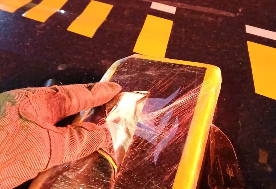 PRF prende motorista que jogou pacote com 1,1 kg de droga na BR-226