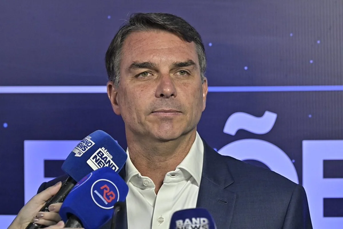 Rastreadores indicam jato ligado a Flávio Bolsonaro ainda em Puerto Iguazú