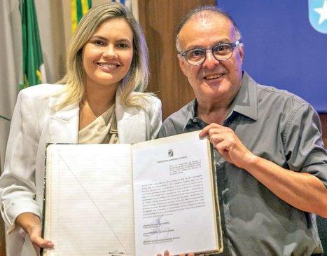 Paulinho viaja para a Europa, deixa exonerações de aliados de Álvaro Dias e entrega Prefeitura à vice indicada pelo ex-prefeito
