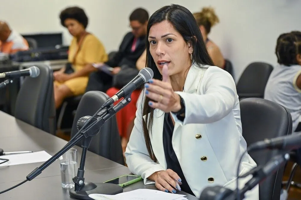 Liminar proíbe deputada do RJ de estimular demissões por posição política