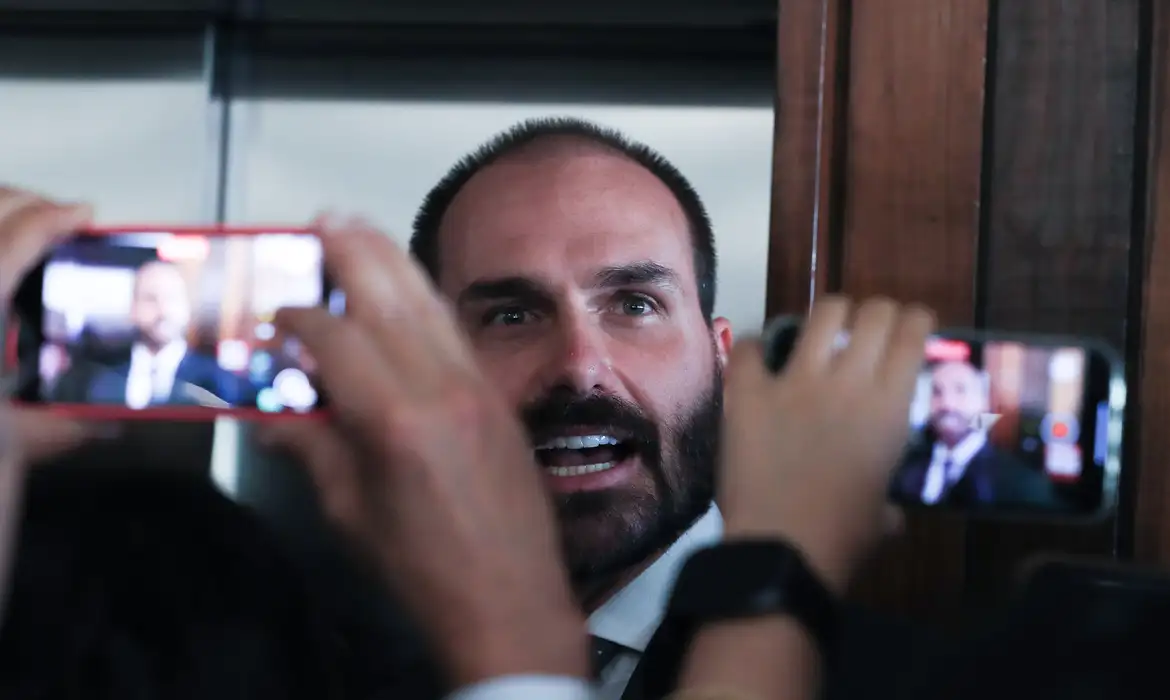 Eduardo Bolsonaro, filho do ex-presidente Jair Bolsonaro, está nos Estados Unidos e perdeu o mandato de parlamentar por faltas.