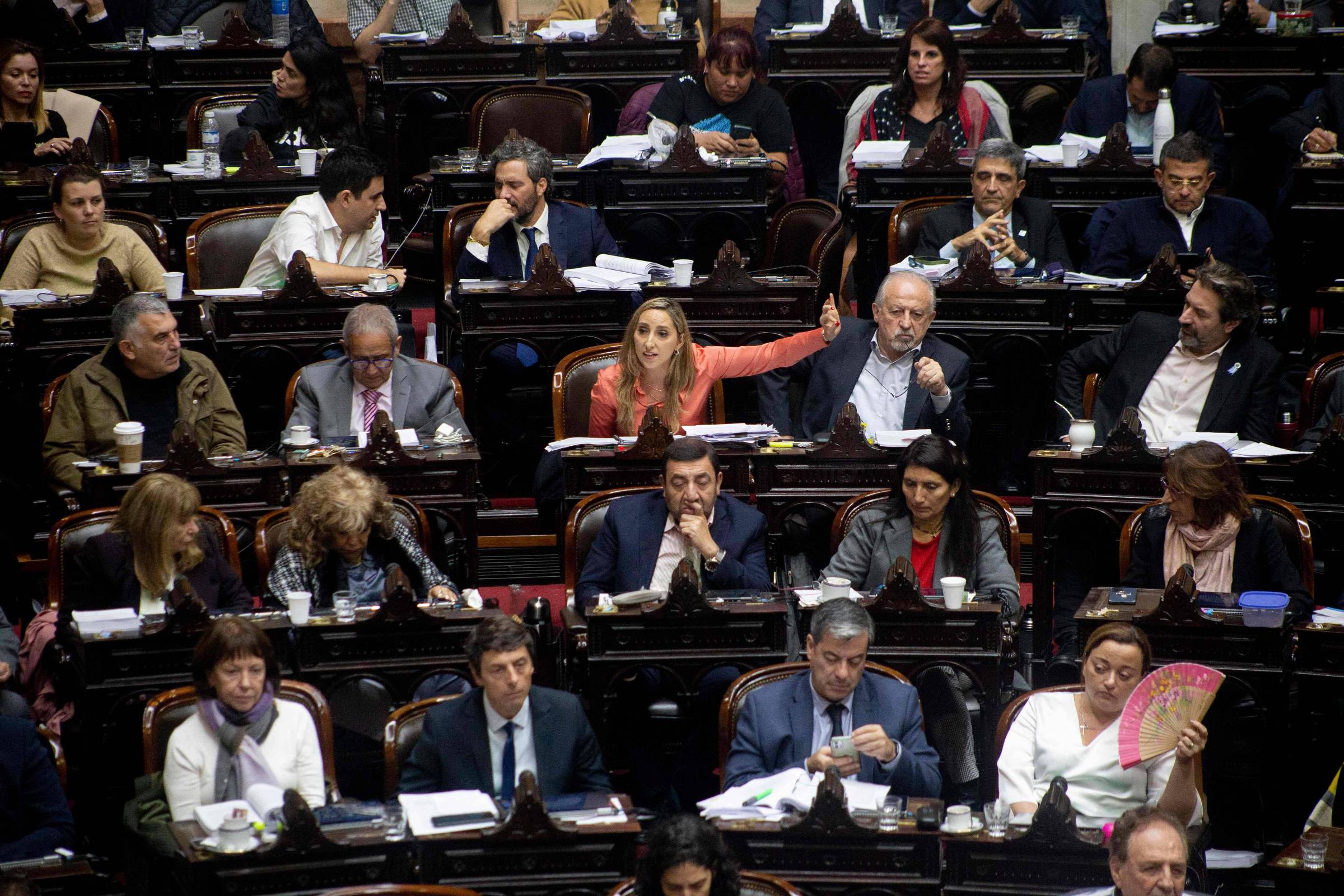 Oposição argentina cobra Milei por suposta participação em “fuga” de Flávio Bolsonaro