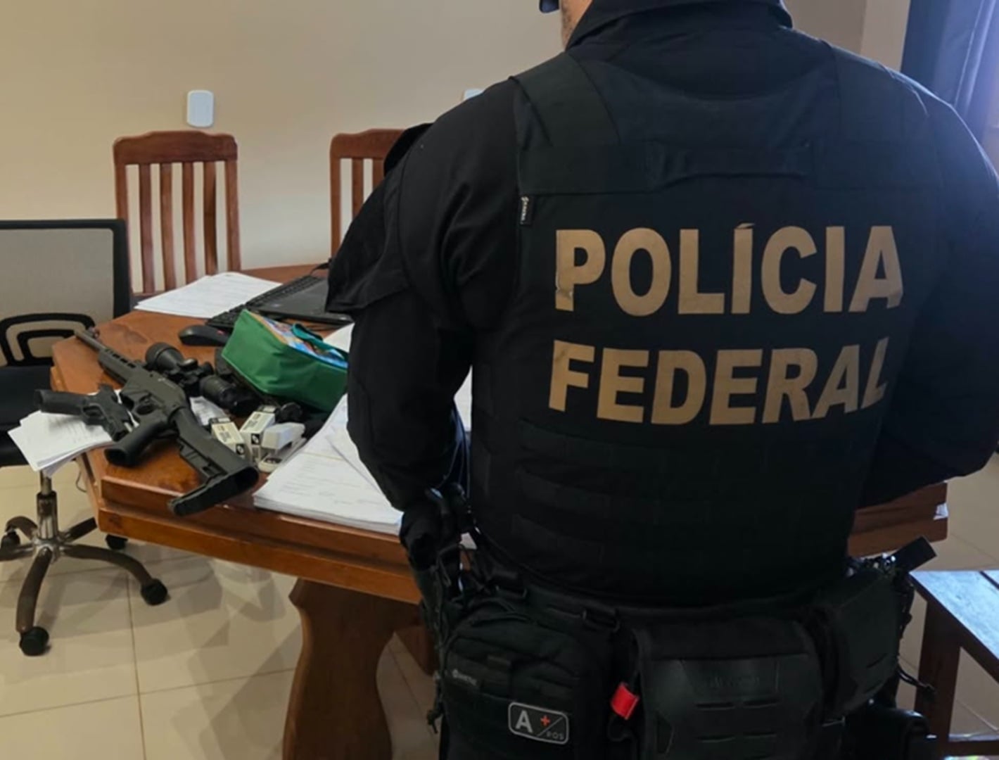 Agente da Polícia Federal em ação durante a operação Indefeso, que combate fraudes no Seguro Defeso e resultou na apreensão de armas nesta 4ª feira (28.out)