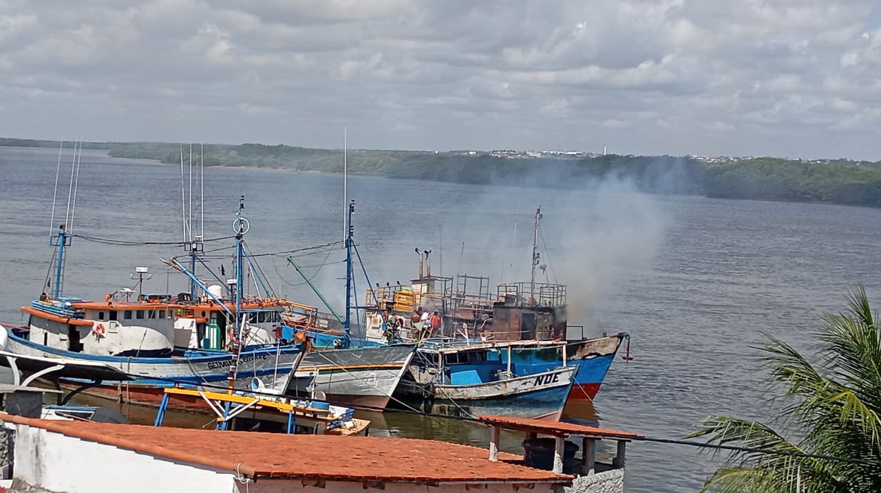 Fogo atinge barco no Rio Potengi e aciona Corpo de Bombeiros em Natal