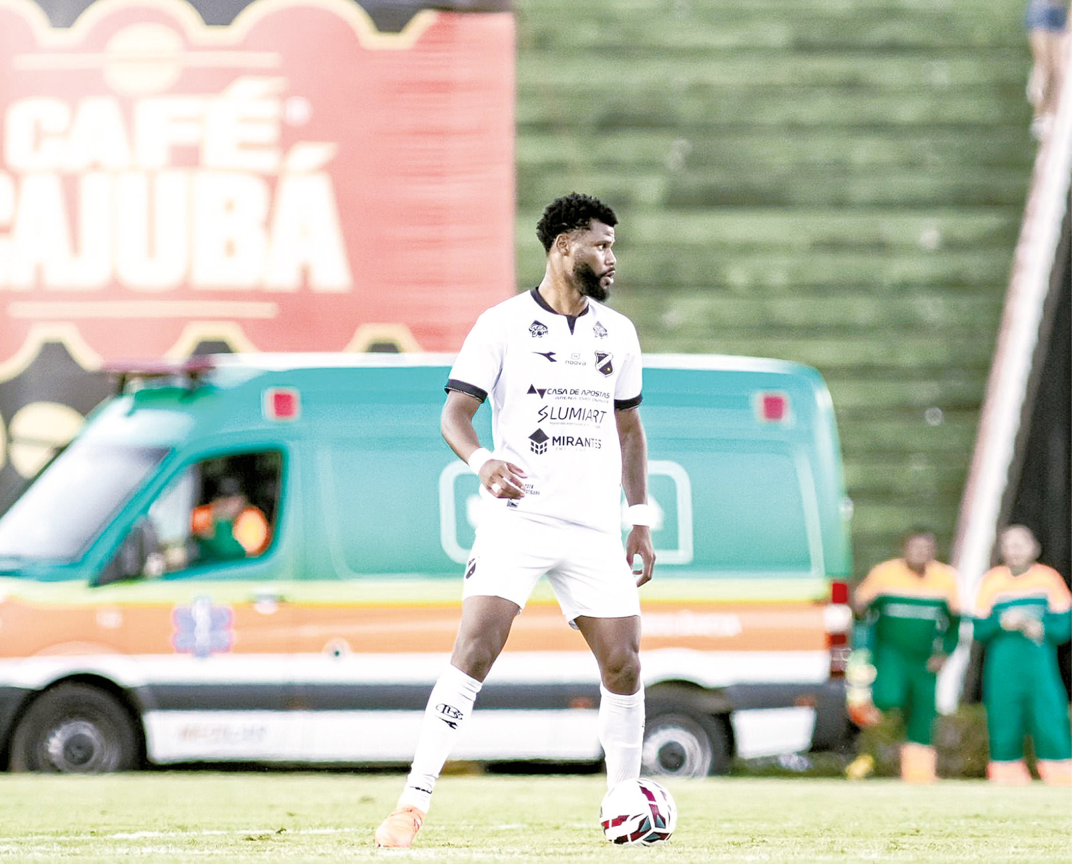 O zagueiro Fabão renovou o contrato com o Alvinegro.