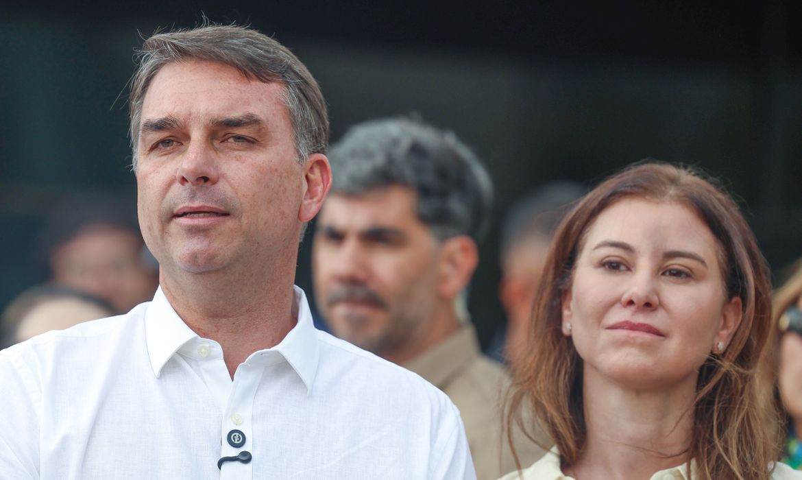 Avião com Flávio Bolsonaro segue para Miami após escala na Argentina e no Equador