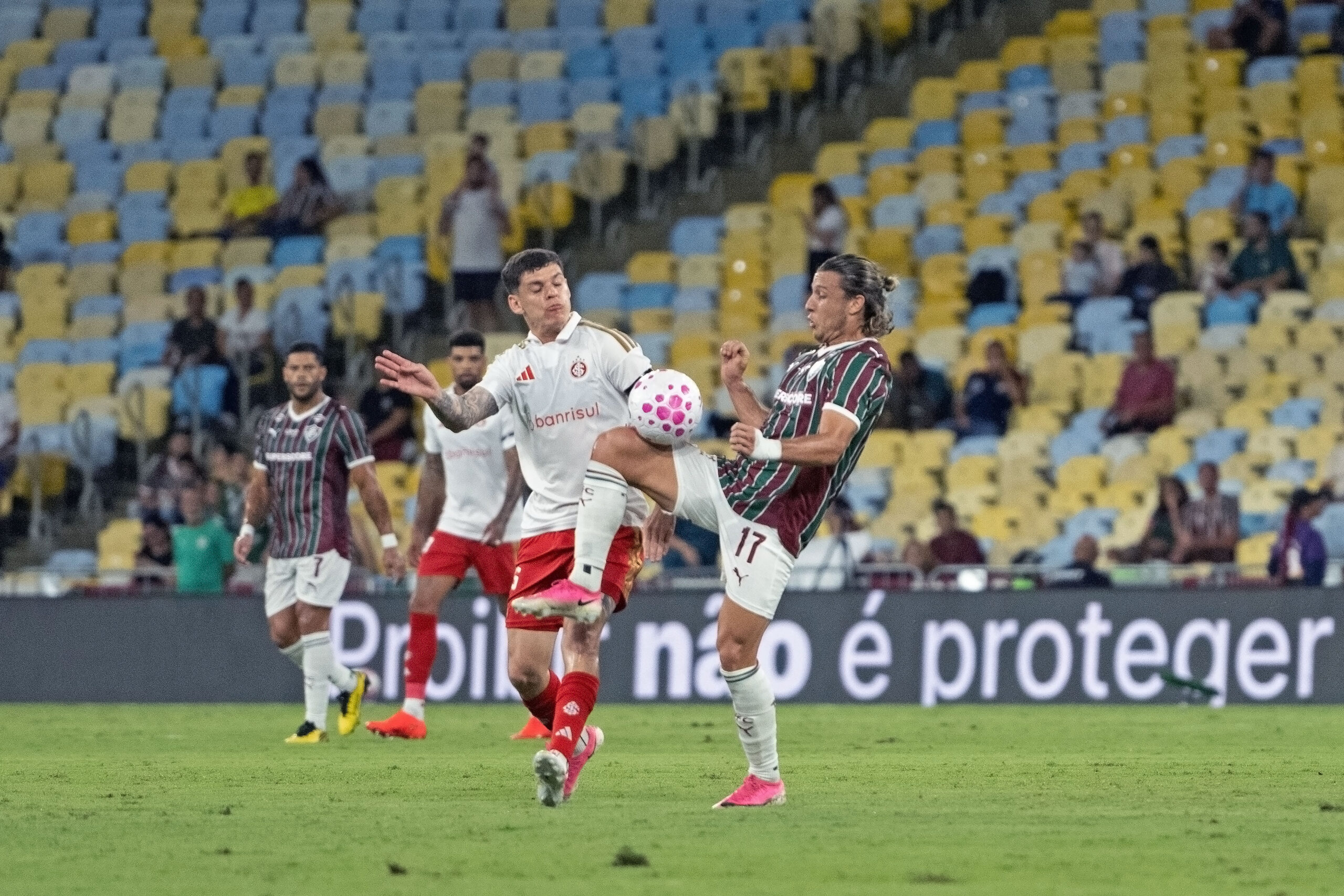 Virada no fim mantém Fluminense no G-5 e pressiona o Inter no Brasileiro