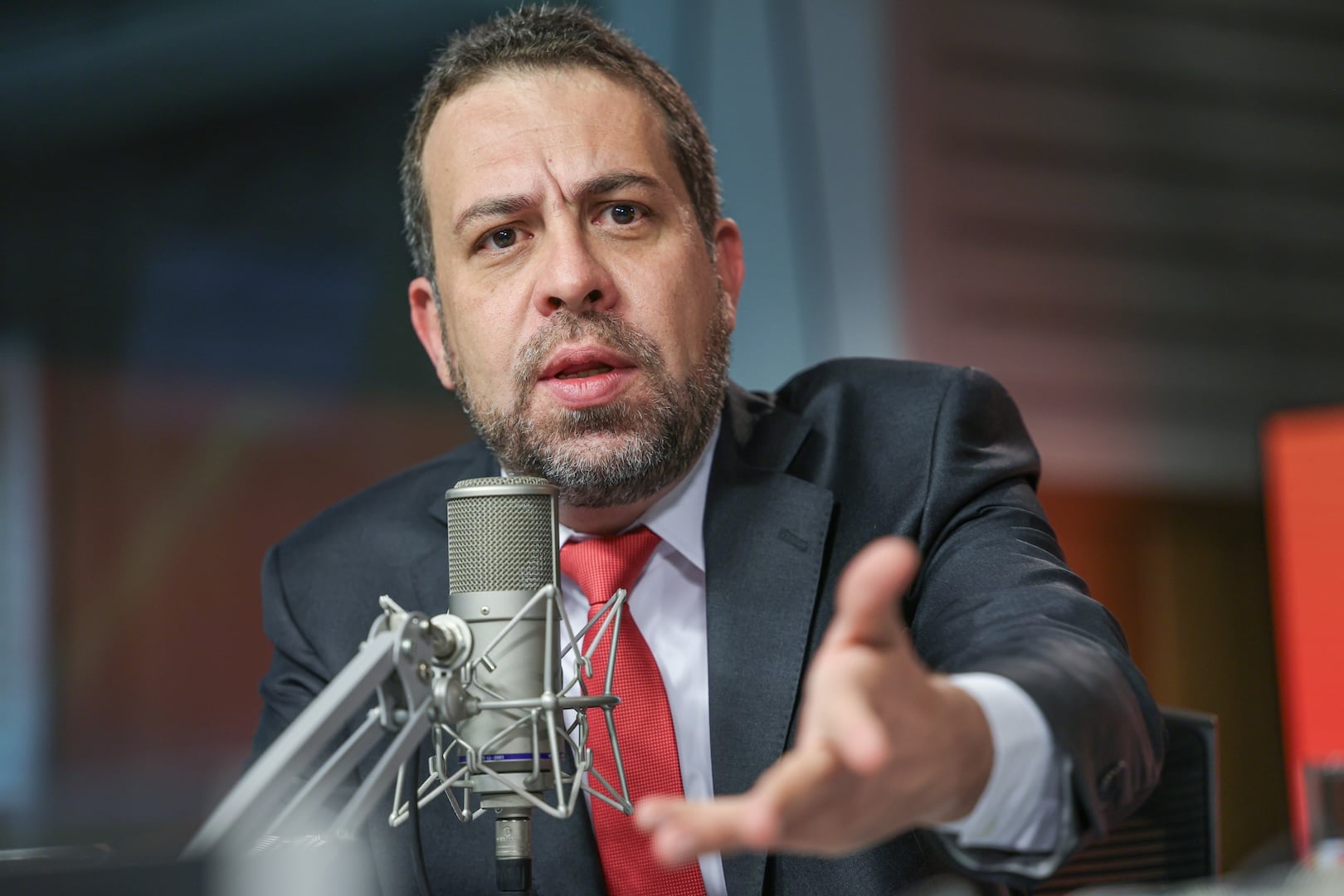 Boulos diz que não haverá cortes em programas sociais e critica Flávio Bolsonaro