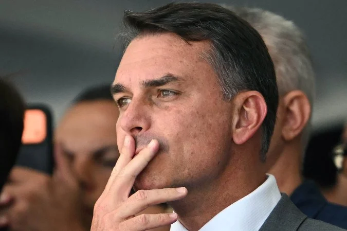 Grupo de advogados pede à PF apuração por uso do Brasão em carta de Flávio Bolsonaro