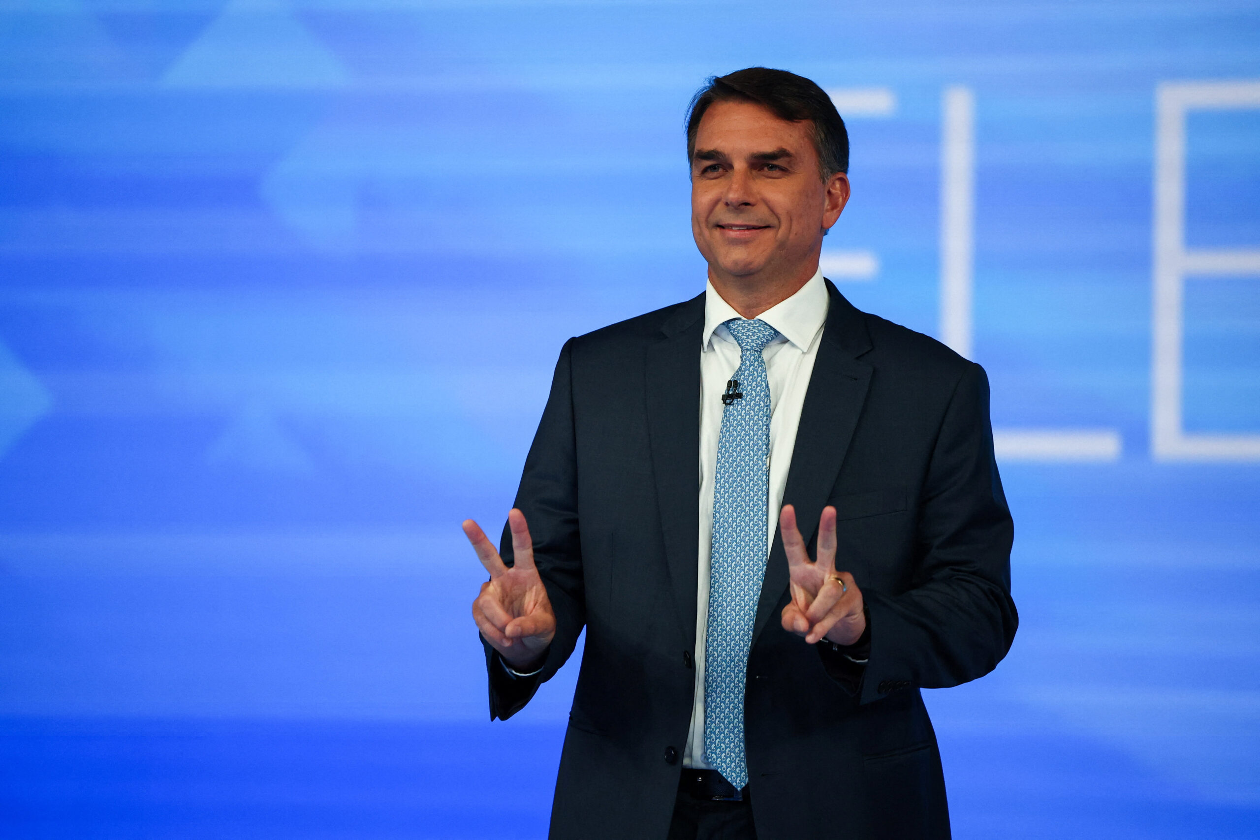 Reinaldo Azevedo comenta carta em que Flávio Bolsonaro se diz 'presidente eleito'