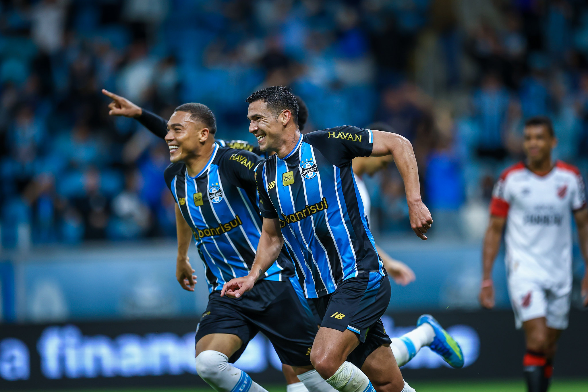 Grêmio vence o Athletico-PR, confirma reação e deixa a zona de rebaixamento